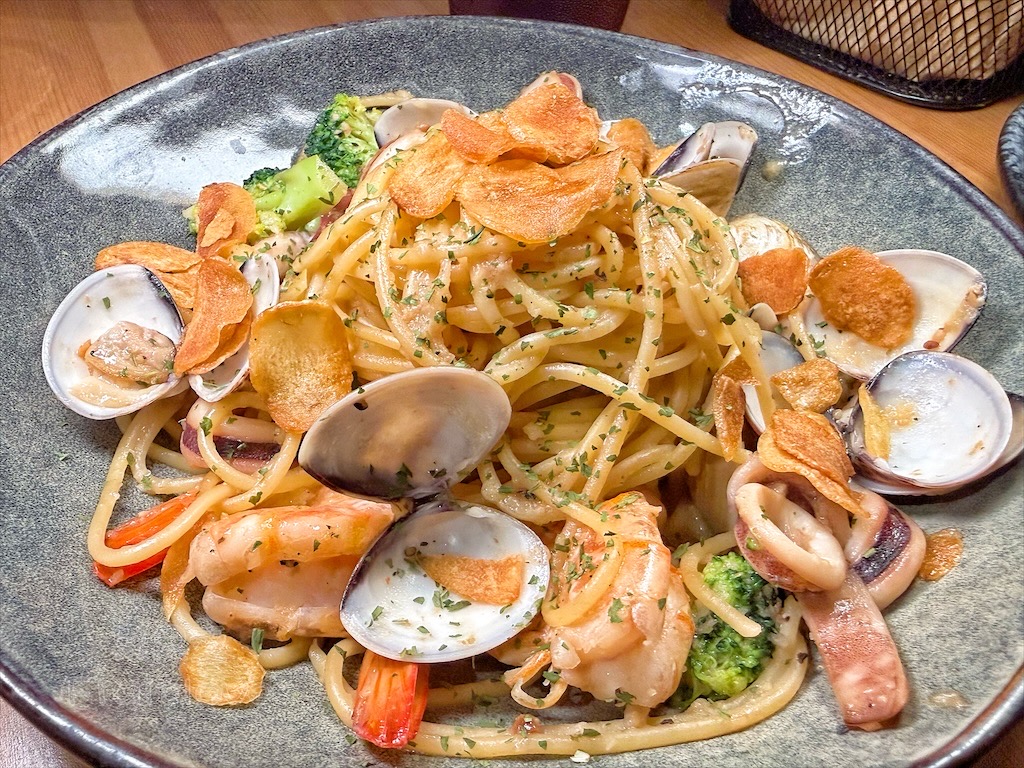 台中西屯｜山終小鄰義大利麵：逢甲巷弄深夜微醺食堂，義大利麵份量多又好吃，八種口味可以挑選 @果果愛Fruitlove