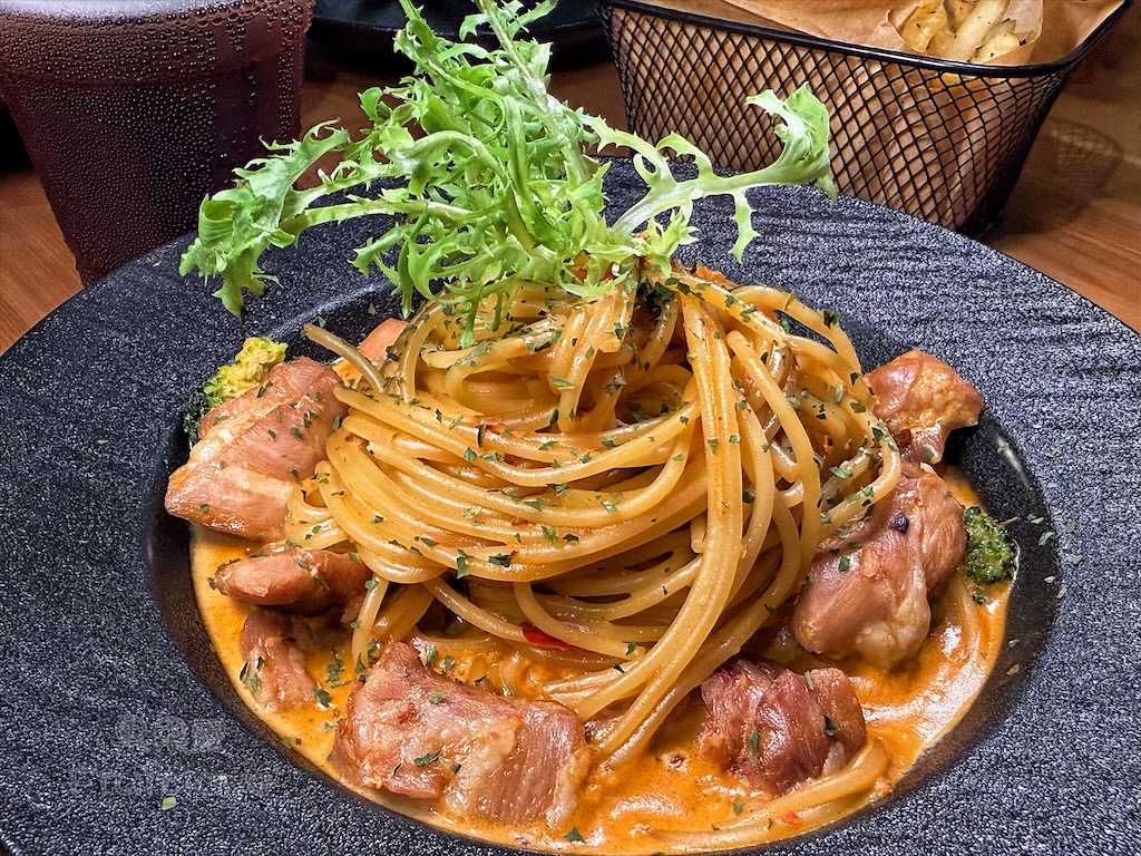台中西屯｜山終小鄰義大利麵：逢甲巷弄深夜微醺食堂，義大利麵份量多又好吃，八種口味可以挑選 @果果愛Fruitlove