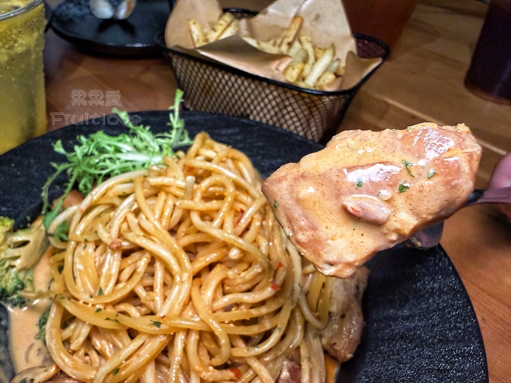 台中西屯｜山終小鄰義大利麵：逢甲巷弄深夜微醺食堂，義大利麵份量多又好吃，八種口味可以挑選 @果果愛Fruitlove
