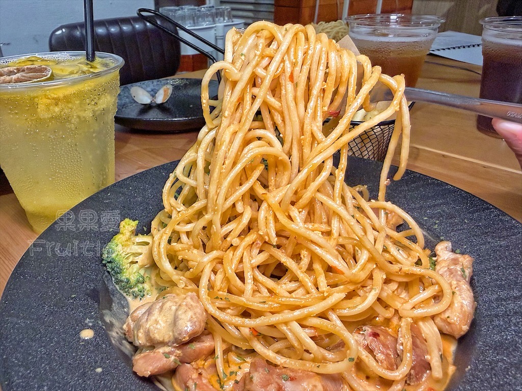 台中西屯｜山終小鄰義大利麵：逢甲巷弄深夜微醺食堂，義大利麵份量多又好吃，八種口味可以挑選 @果果愛Fruitlove