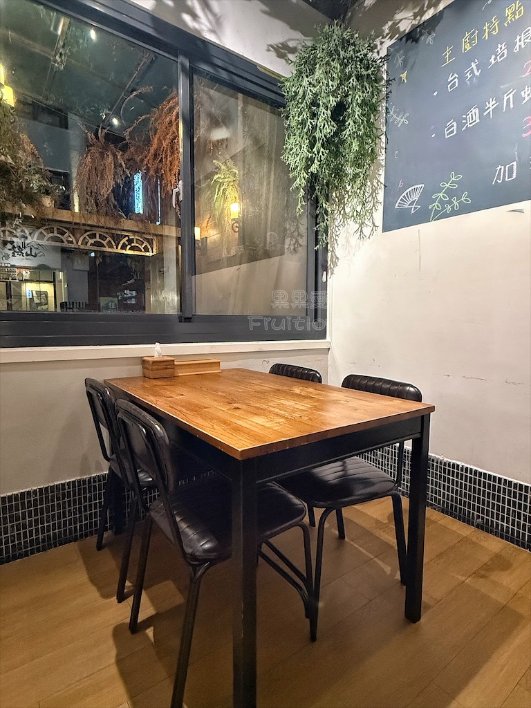 台中西屯｜山終小鄰義大利麵：逢甲巷弄深夜微醺食堂，義大利麵份量多又好吃，八種口味可以挑選 @果果愛Fruitlove