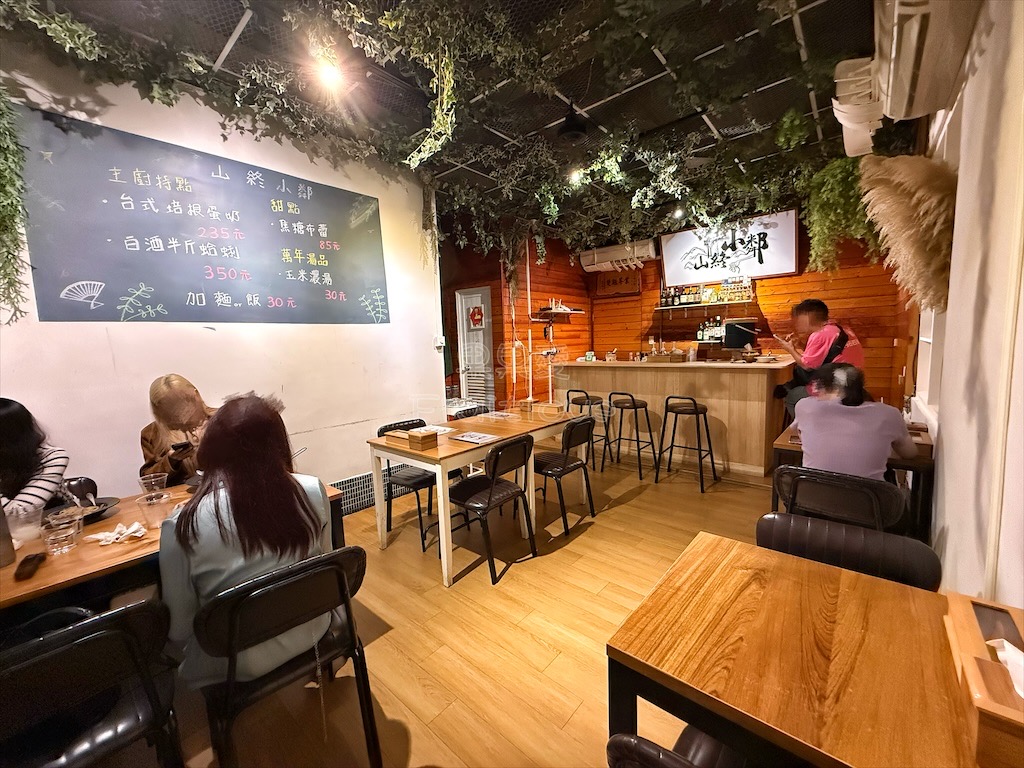 台中西屯｜山終小鄰義大利麵：逢甲巷弄深夜微醺食堂，義大利麵份量多又好吃，八種口味可以挑選 @果果愛Fruitlove
