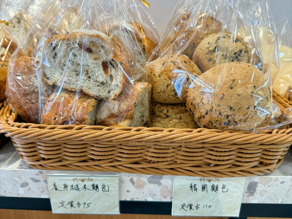田佈妮|台中潭子甜點店，不只有手工甜點蛋糕、點心，還有天然發酵麵包與咖啡，從早餐到下午茶都可以品嚐到 @果果愛Fruitlove