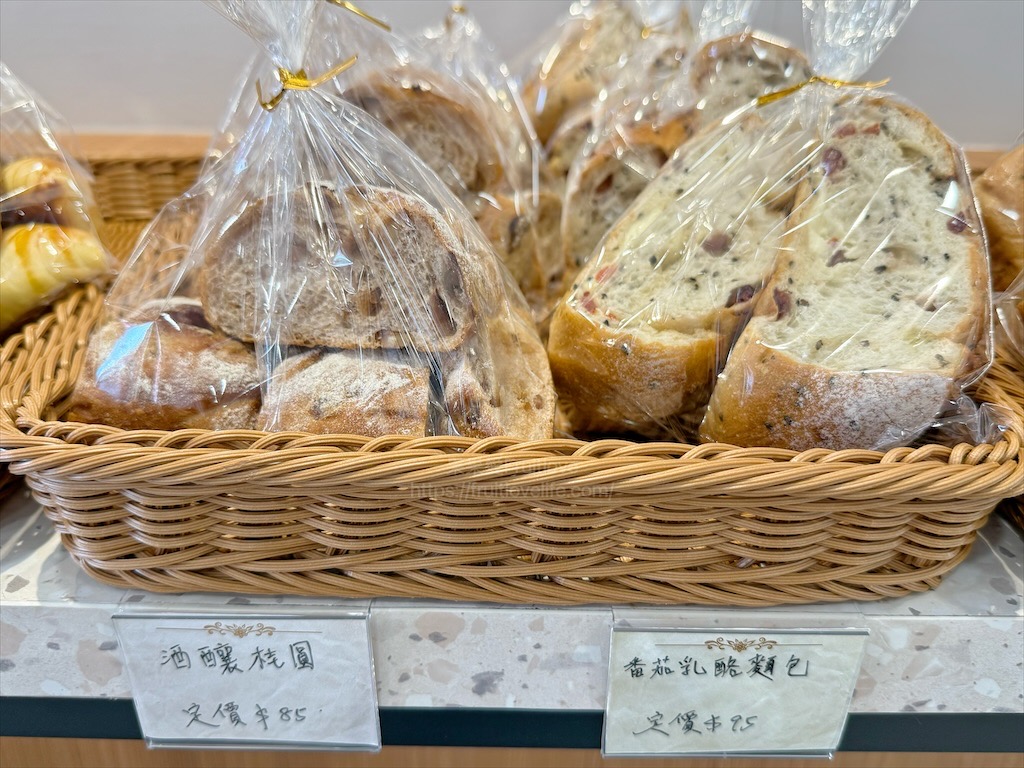 田佈妮|台中潭子甜點店，不只有手工甜點蛋糕、點心，還有天然發酵麵包與咖啡，從早餐到下午茶都可以品嚐到 @果果愛Fruitlove