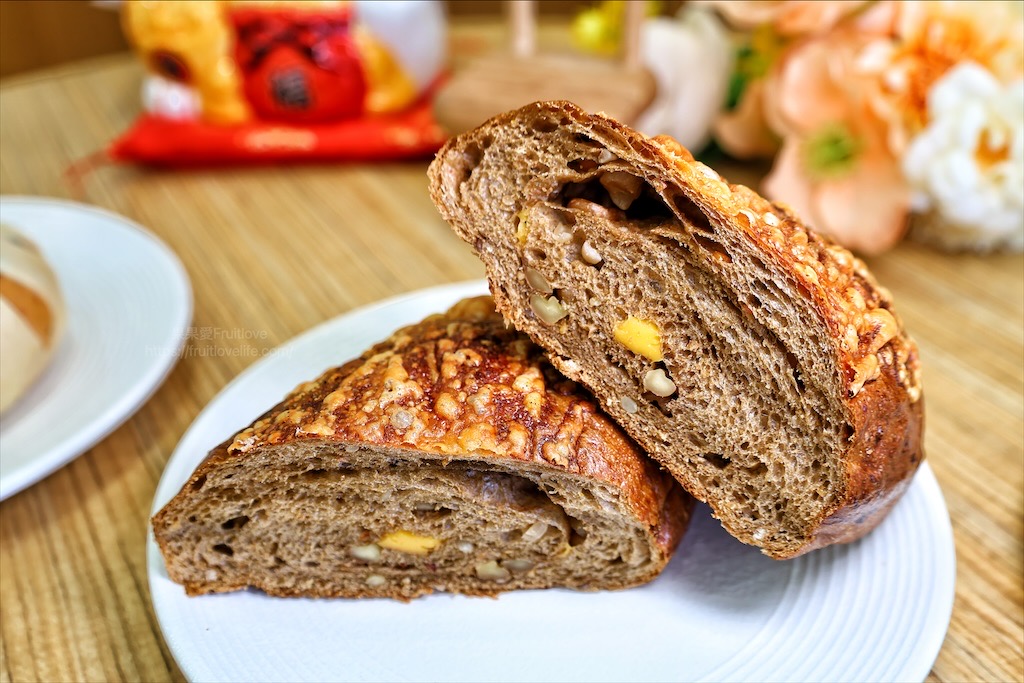 田佈妮|台中潭子甜點店，不只有手工甜點蛋糕、點心，還有天然發酵麵包與咖啡，從早餐到下午茶都可以品嚐到 @果果愛Fruitlove