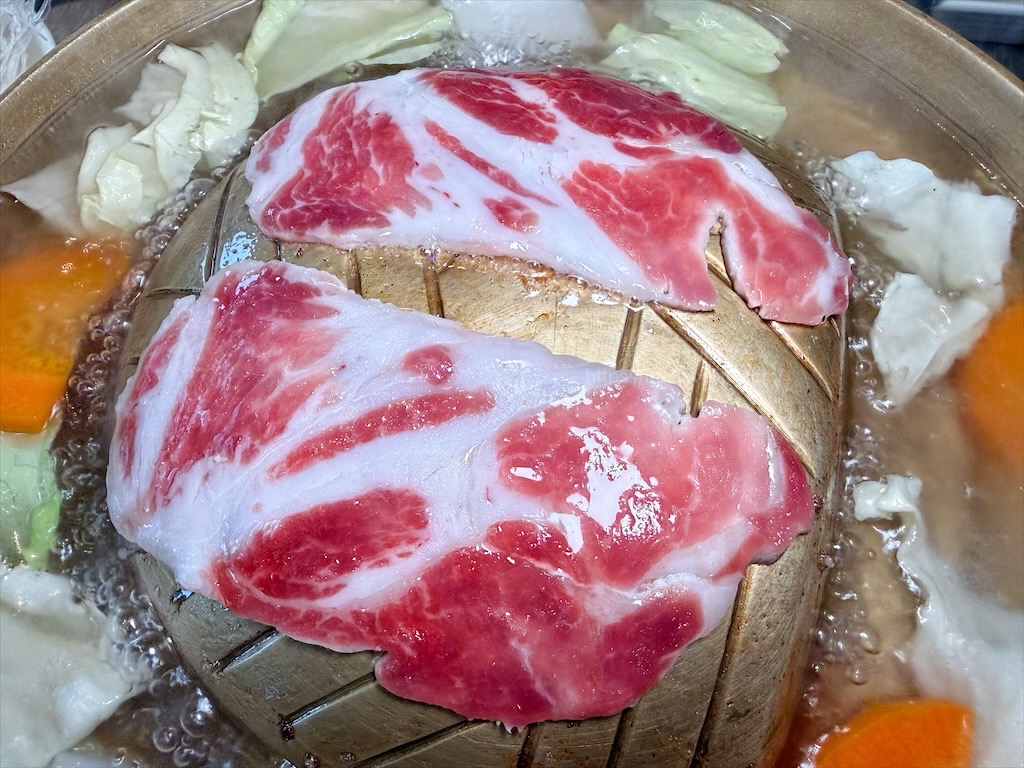 一饌泰式燒烤火鍋|台中北屯泰式燒烤火鍋，獨家泰式醬料，道地泰式火鍋、銅盤烤肉，自助吧吃到飽，好吃又美味 @果果愛Fruitlove