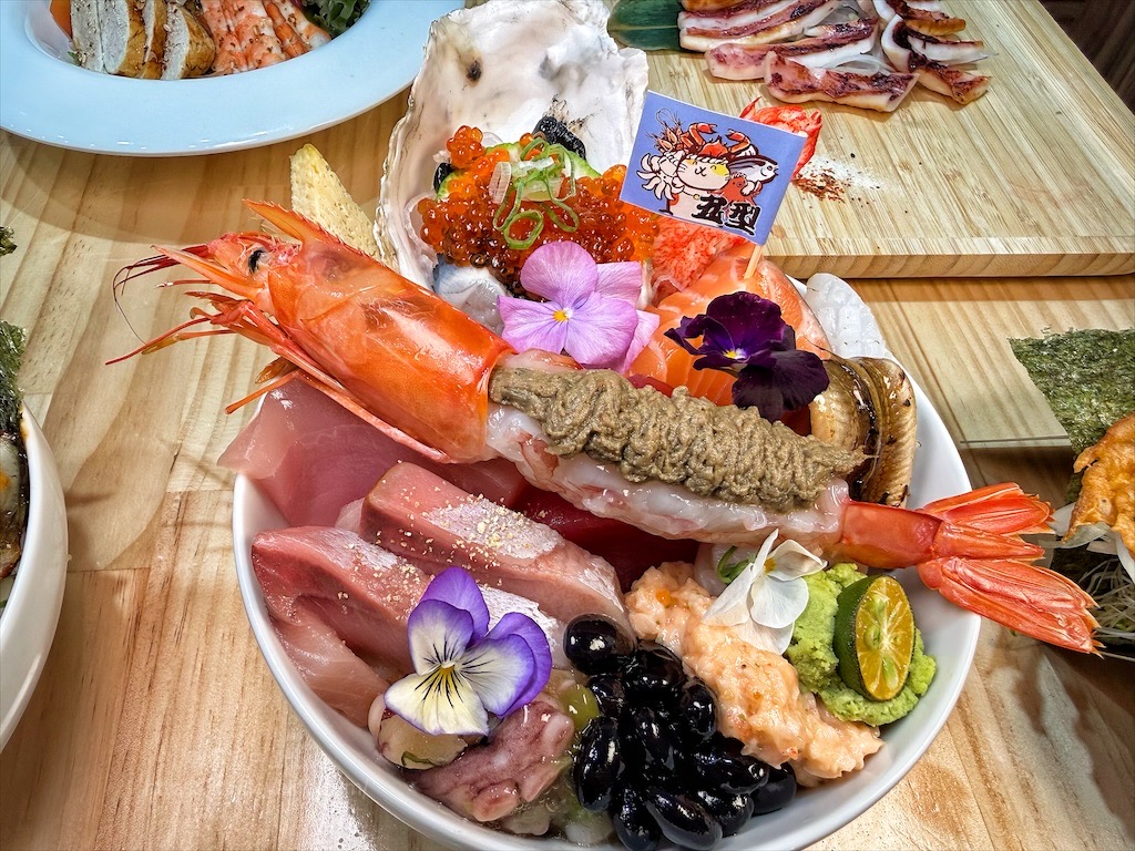 喬八丼飯|台中大里平價日本料理，生熟丼、刺身、炸烤物，無低消續飯湯吃到飽、壽星送生魚片蛋糕，寵物友善 @果果愛Fruitlove