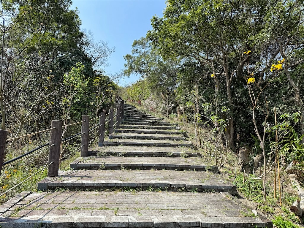 墨硯山步道|苗栗頭屋景點,城市山巒美景盡收眼底,30分鐘內輕鬆攻頂,親子、寵物友善 @果果愛Fruitlove 墨硯山步道|苗栗頭屋景點,城市山巒美景盡收眼底,30分鐘內輕鬆攻頂,親子、寵物友善 @果果愛Fruitlove
