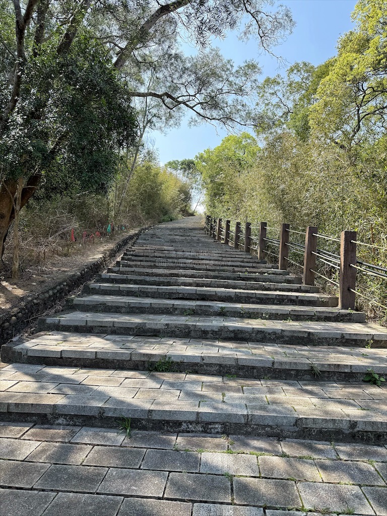 墨硯山步道|苗栗頭屋景點,城市山巒美景盡收眼底,30分鐘內輕鬆攻頂,親子、寵物友善 @果果愛Fruitlove 墨硯山步道|苗栗頭屋景點,城市山巒美景盡收眼底,30分鐘內輕鬆攻頂,親子、寵物友善 @果果愛Fruitlove