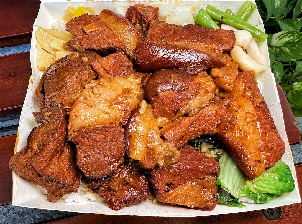 霧峰爌肉飯|台中霧峰爌肉飯，份量超佛心的古早味爌肉便當，想吃這爌肉飯建議提早來 @果果愛Fruitlove