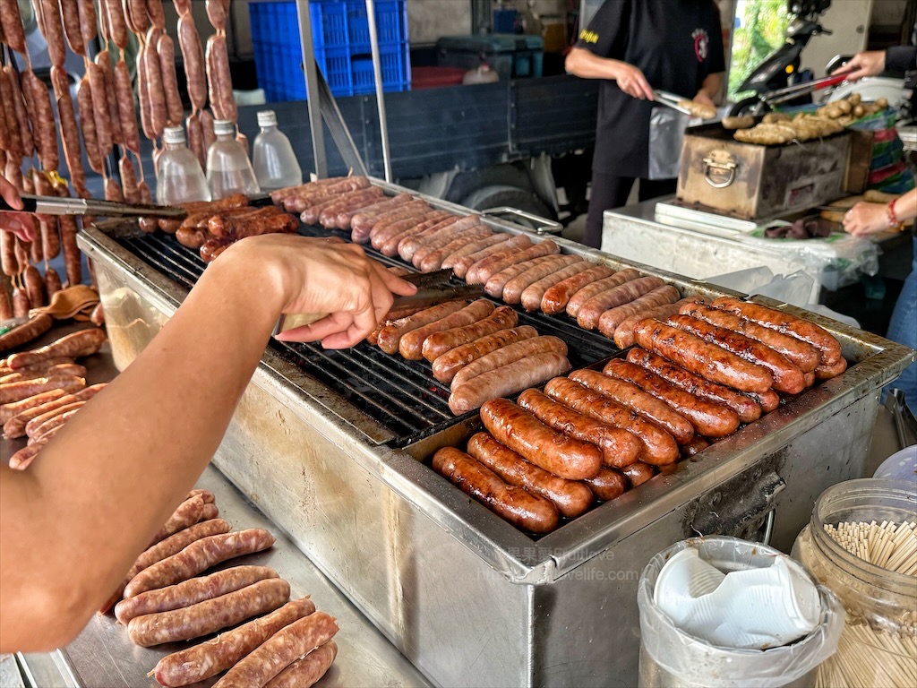 斗南大腸包小腸忠|雲林斗南人氣下午茶點心，炭火現烤古早味花生米腸香腸，排隊也要買 @果果愛Fruitlove