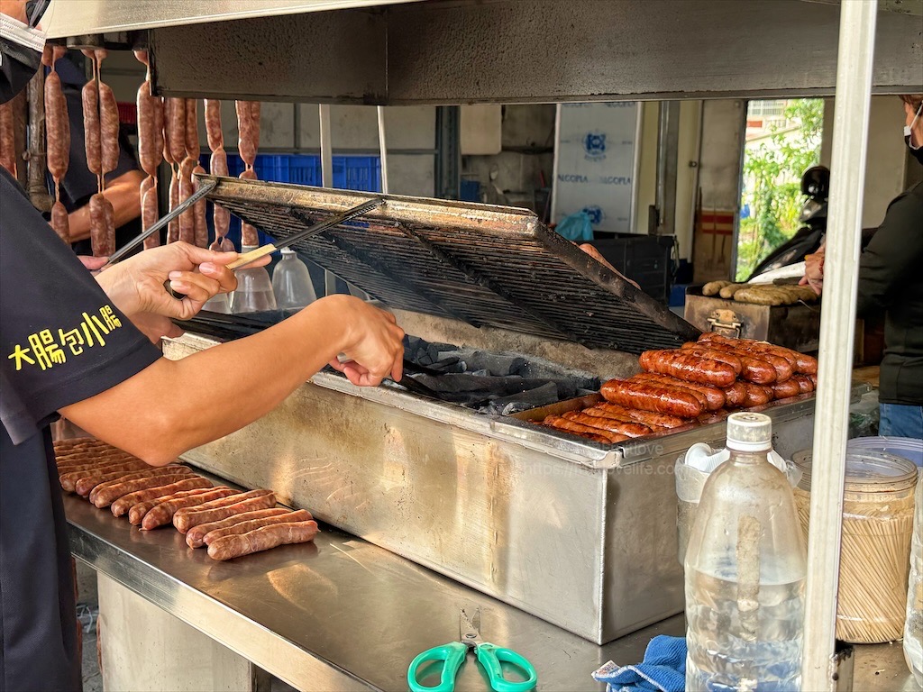 斗南大腸包小腸忠|雲林斗南人氣下午茶點心，炭火現烤古早味花生米腸香腸，排隊也要買 @果果愛Fruitlove