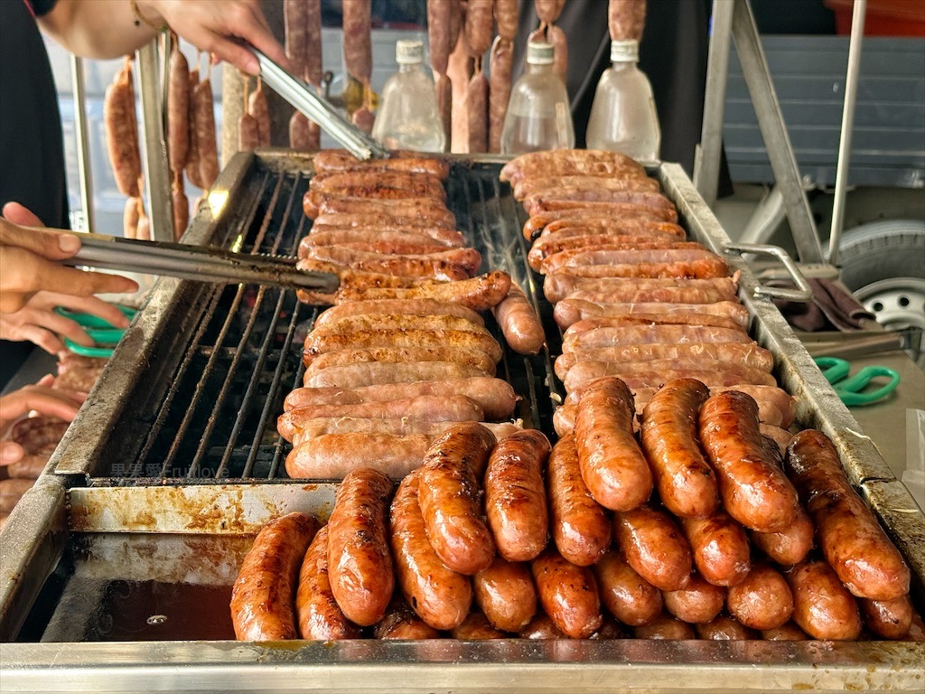 斗南大腸包小腸忠|雲林斗南人氣下午茶點心，炭火現烤古早味花生米腸香腸，排隊也要買 @果果愛Fruitlove