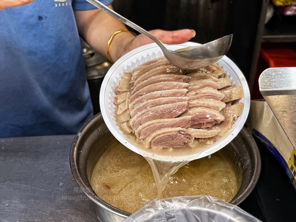 逸香閣|新光黃昏市場超人氣鵝肉、烤鴨、叉燒，每日新鮮現做，獨家特製醬料搭配更美味，還有免費鵝湯 @果果愛Fruitlove