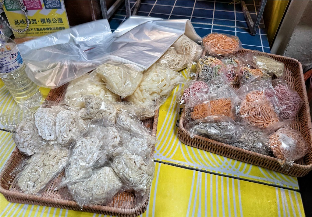 聯發製麵廠-聯發麵條店|台中西區製麵廠，藏在市場裡的職人手藝，顏色繽紛的蔬果彩色麵，好看又好吃 @果果愛Fruitlove
