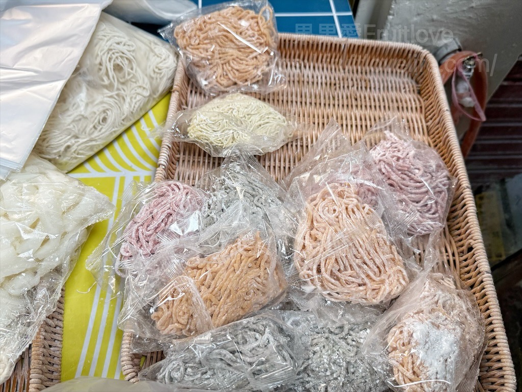 聯發製麵廠-聯發麵條店|台中西區製麵廠，藏在市場裡的職人手藝，顏色繽紛的蔬果彩色麵，好看又好吃 @果果愛Fruitlove