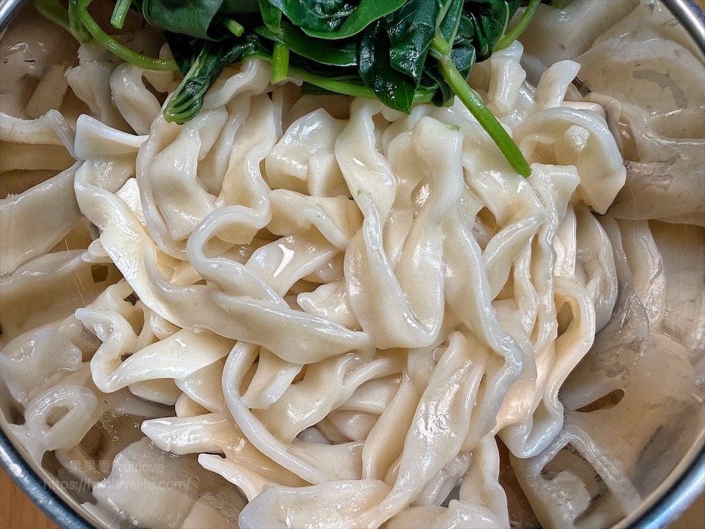 聯發製麵廠-聯發麵條店|台中西區製麵廠，藏在市場裡的職人手藝，顏色繽紛的蔬果彩色麵，好看又好吃 @果果愛Fruitlove