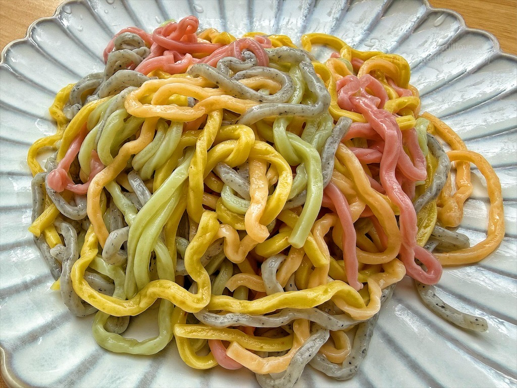 聯發製麵廠-聯發麵條店|台中西區製麵廠，藏在市場裡的職人手藝，顏色繽紛的蔬果彩色麵，好看又好吃 @果果愛Fruitlove