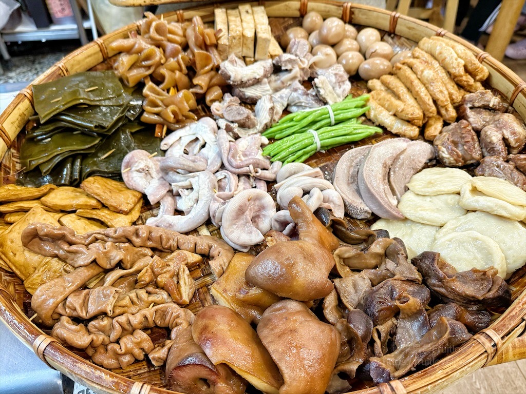 阿成小吃|南投國姓超人氣的美食小吃店，在地人推薦的古早味滷味與小吃，排隊也甘願 @果果愛Fruitlove