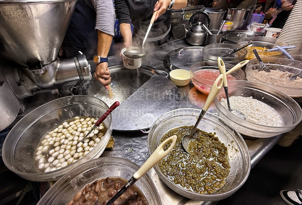 彰化精誠夜市有許多排隊美食小吃，跟我們一起來看看有那些排隊美食吧! @果果愛Fruitlove