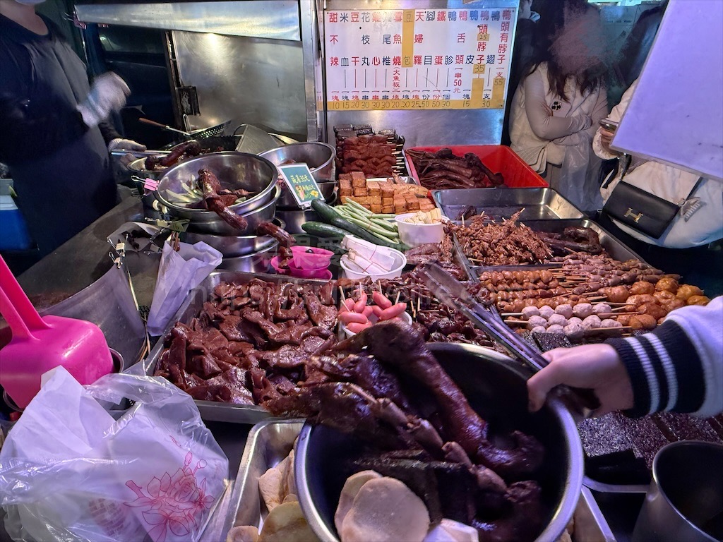 彰化精誠夜市有許多排隊美食小吃，跟我們一起來看看有那些排隊美食吧! @果果愛Fruitlove