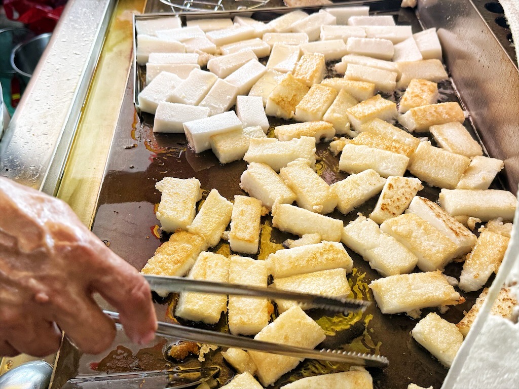 北港新市仔口阿財老擔煎盤粿|雲林北港早午餐，外酥內軟、米香十足的煎盤粿+入味Q軟的滷腸，是最棒的推薦 @果果愛Fruitlove