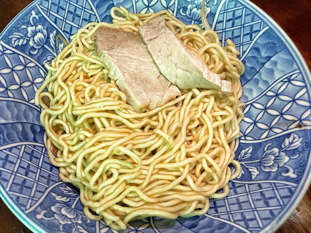 楊家蛋黃麵|苗栗頭屋早午餐，隱藏在巷弄中的人氣小吃店，蛋黃麵獨特Q彈，小菜滷味也是許多人推薦 @果果愛Fruitlove