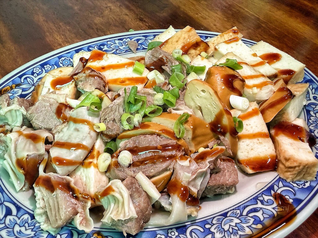 楊家蛋黃麵|苗栗頭屋早午餐，隱藏在巷弄中的人氣小吃店，蛋黃麵獨特Q彈，小菜滷味也是許多人推薦 @果果愛Fruitlove
