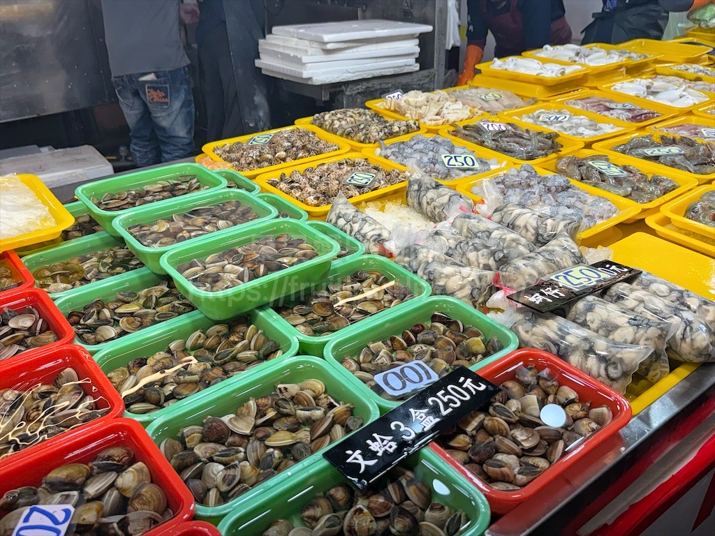 新竹南寮漁港一日遊，親子、美食、野餐、放風箏這裡都有，品嚐竹風漁市海鮮與海岸療癒美景 @果果愛Fruitlove