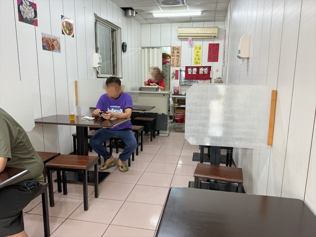 十圓餃子館|台中大里水餃，鍋貼(煎餃)金黃酥脆，配上料多的酸辣湯，最棒的美味組合 @果果愛Fruitlove