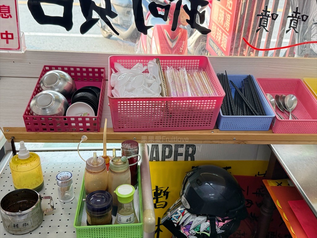 十圓餃子館|台中大里水餃，鍋貼(煎餃)金黃酥脆，配上料多的酸辣湯，最棒的美味組合 @果果愛Fruitlove