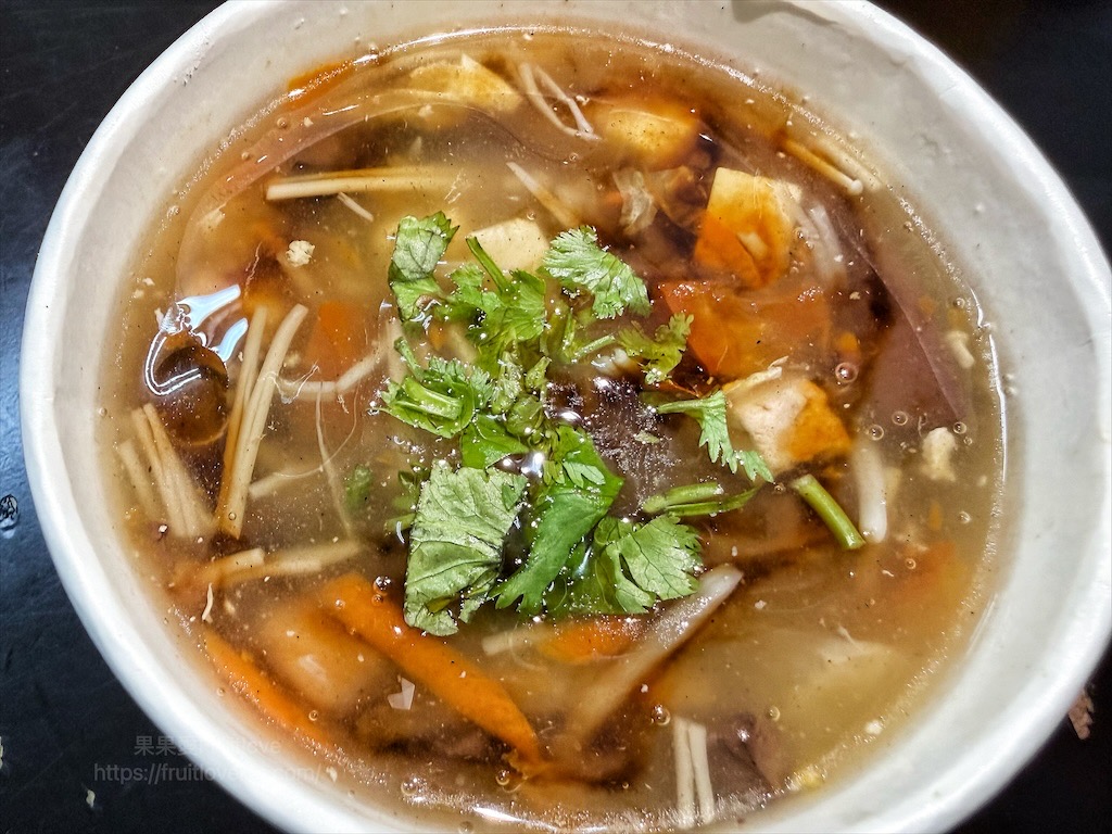 十圓餃子館|台中大里水餃，鍋貼(煎餃)金黃酥脆，配上料多的酸辣湯，最棒的美味組合 @果果愛Fruitlove