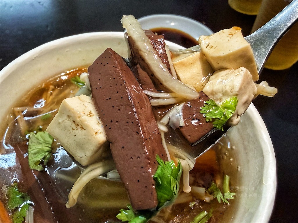 十圓餃子館|台中大里水餃，鍋貼(煎餃)金黃酥脆，配上料多的酸辣湯，最棒的美味組合 @果果愛Fruitlove