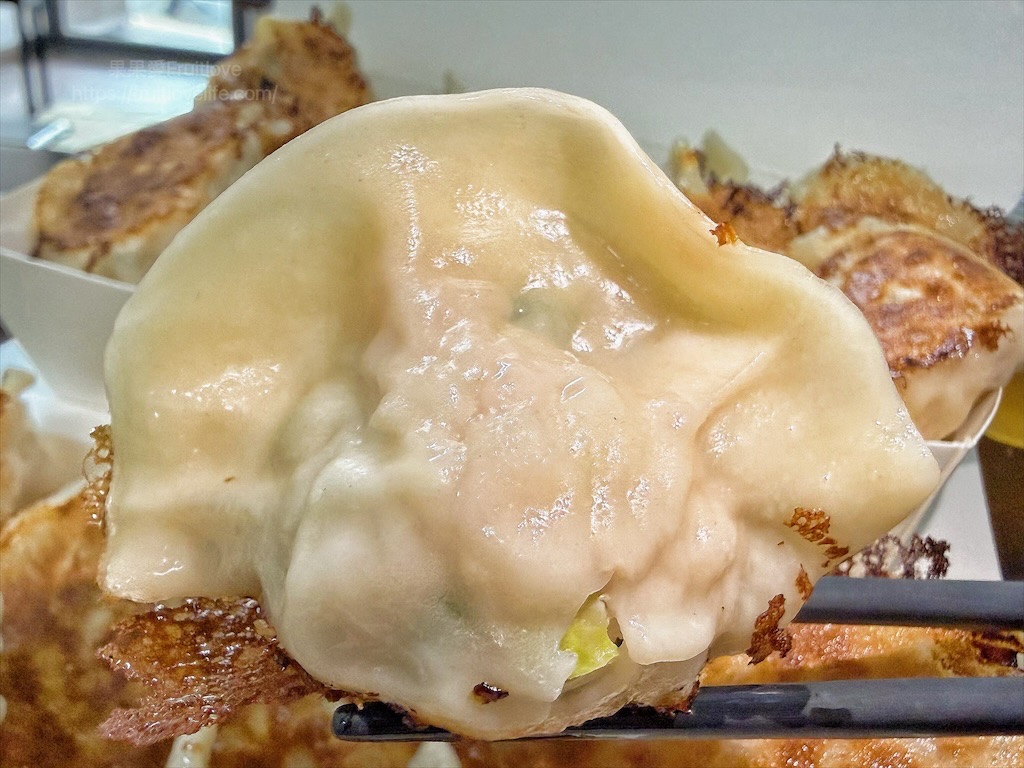 十圓餃子館|台中大里水餃，鍋貼(煎餃)金黃酥脆，配上料多的酸辣湯，最棒的美味組合 @果果愛Fruitlove