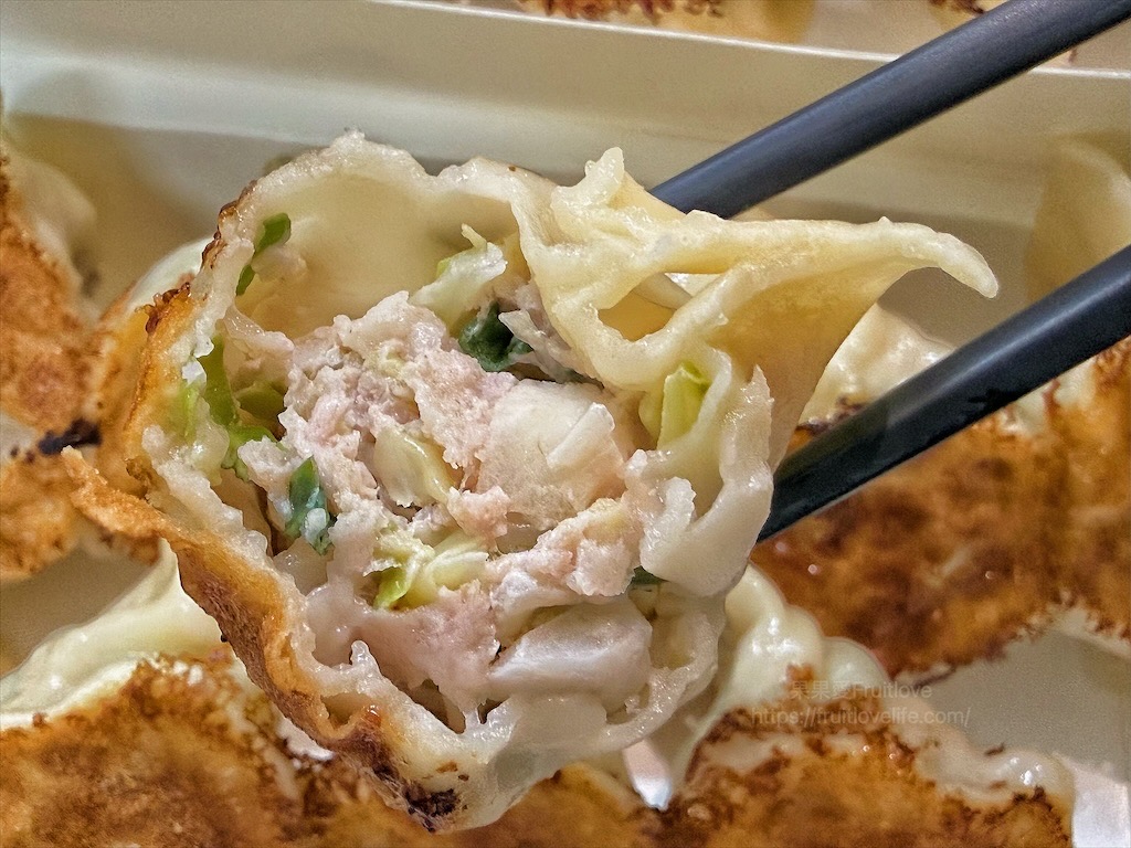 十圓餃子館|台中大里水餃，鍋貼(煎餃)金黃酥脆，配上料多的酸辣湯，最棒的美味組合 @果果愛Fruitlove