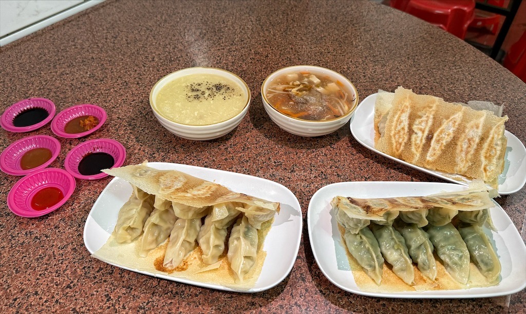 阿宏煎餃|彰化線西煎餃、水餃,就藏身在民宅內的美味小吃,金黃酥脆的煎餃就是要配上玉米濃湯或酸辣湯 @果果愛Fruitlove 阿宏煎餃|彰化線西煎餃、水餃,就藏身在民宅內的美味小吃,金黃酥脆的煎餃就是要配上玉米濃湯或酸辣湯 @果果愛Fruitlove