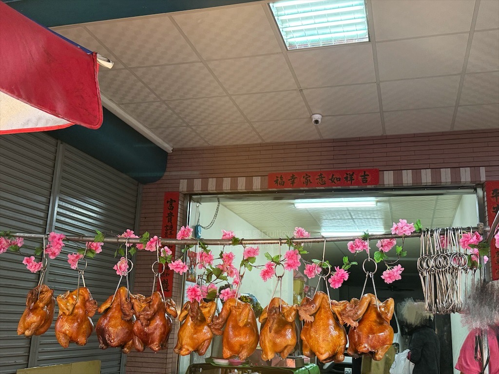 強強滾甘蔗雞烤鴨|南投市場美食，無意間發現的烤雞店，Q軟嫩滑的外皮、鮮嫩的肉質，單吃就好好吃唷! @果果愛Fruitlove