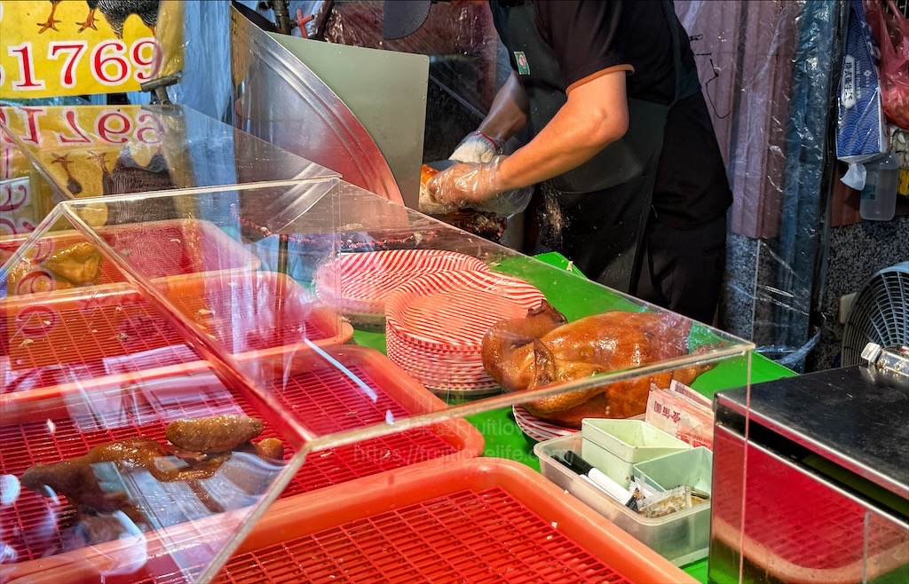 強強滾甘蔗雞烤鴨|南投市場美食，無意間發現的烤雞店，Q軟嫩滑的外皮、鮮嫩的肉質，單吃就好好吃唷! @果果愛Fruitlove