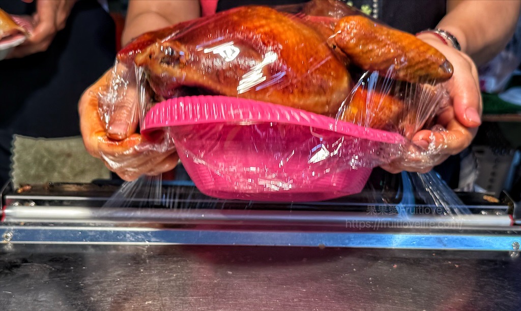強強滾甘蔗雞烤鴨|南投市場美食，無意間發現的烤雞店，Q軟嫩滑的外皮、鮮嫩的肉質，單吃就好好吃唷! @果果愛Fruitlove