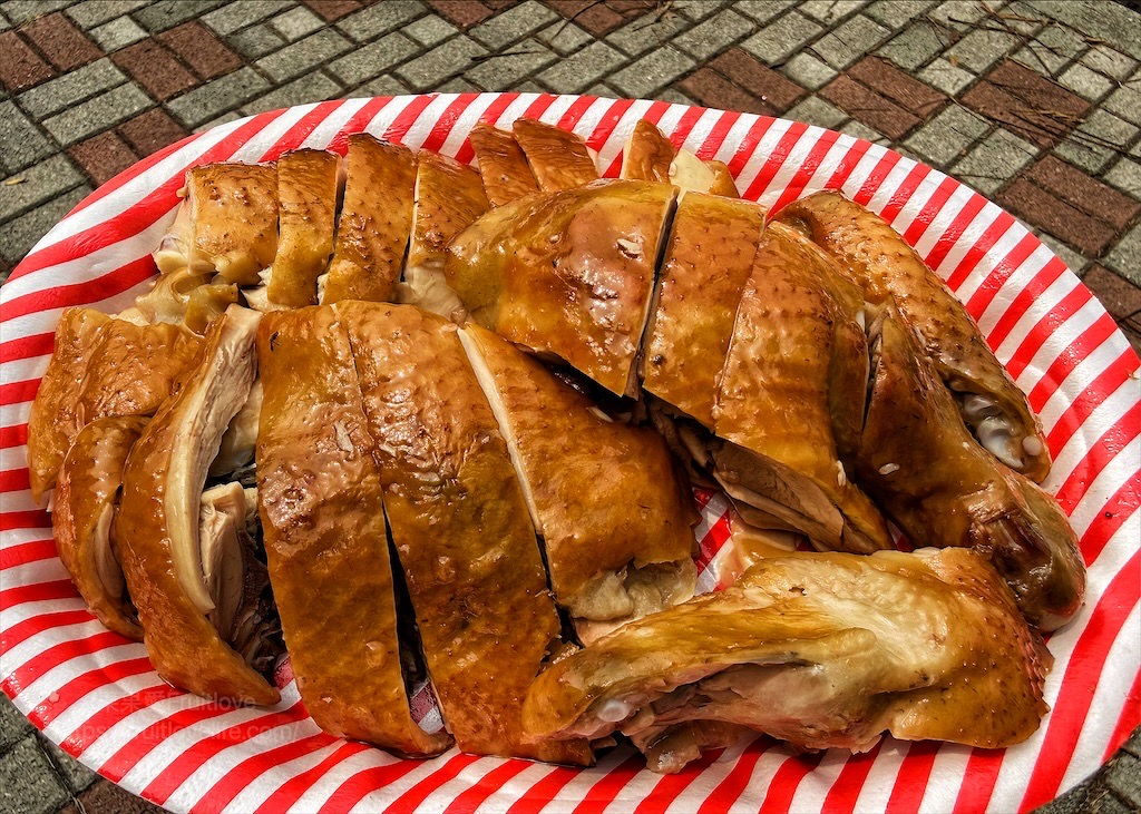 強強滾甘蔗雞烤鴨|南投市場美食，無意間發現的烤雞店，Q軟嫩滑的外皮、鮮嫩的肉質，單吃就好好吃唷! @果果愛Fruitlove