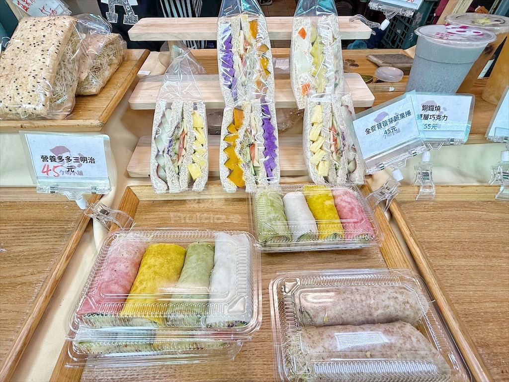 台中第三市場裡的三明治早餐專賣店，有好吃的新鮮水果三明治外，還有銅鑼燒、客製化捲餅 @果果愛Fruitlove