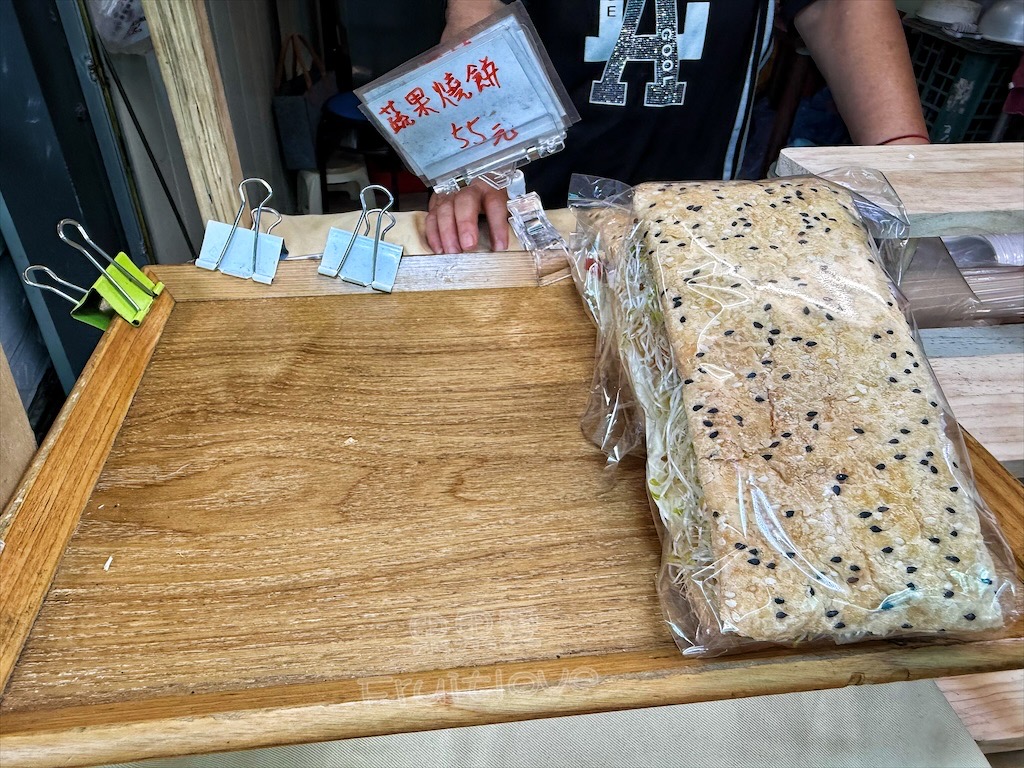 台中第三市場裡的三明治早餐專賣店，有好吃的新鮮水果三明治外，還有銅鑼燒、客製化捲餅 @果果愛Fruitlove