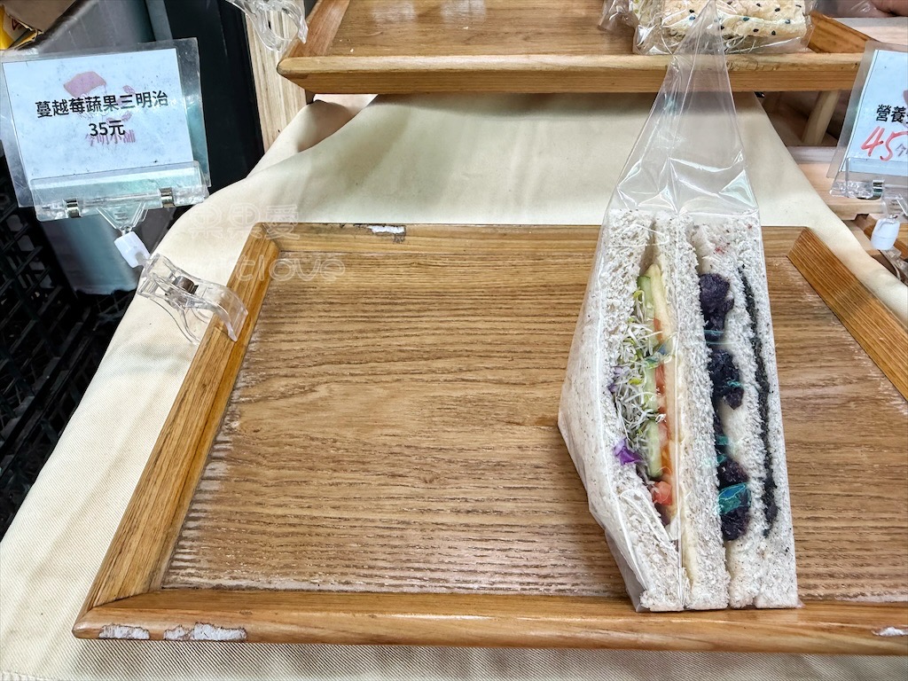 台中第三市場裡的三明治早餐專賣店，有好吃的新鮮水果三明治外，還有銅鑼燒、客製化捲餅 @果果愛Fruitlove
