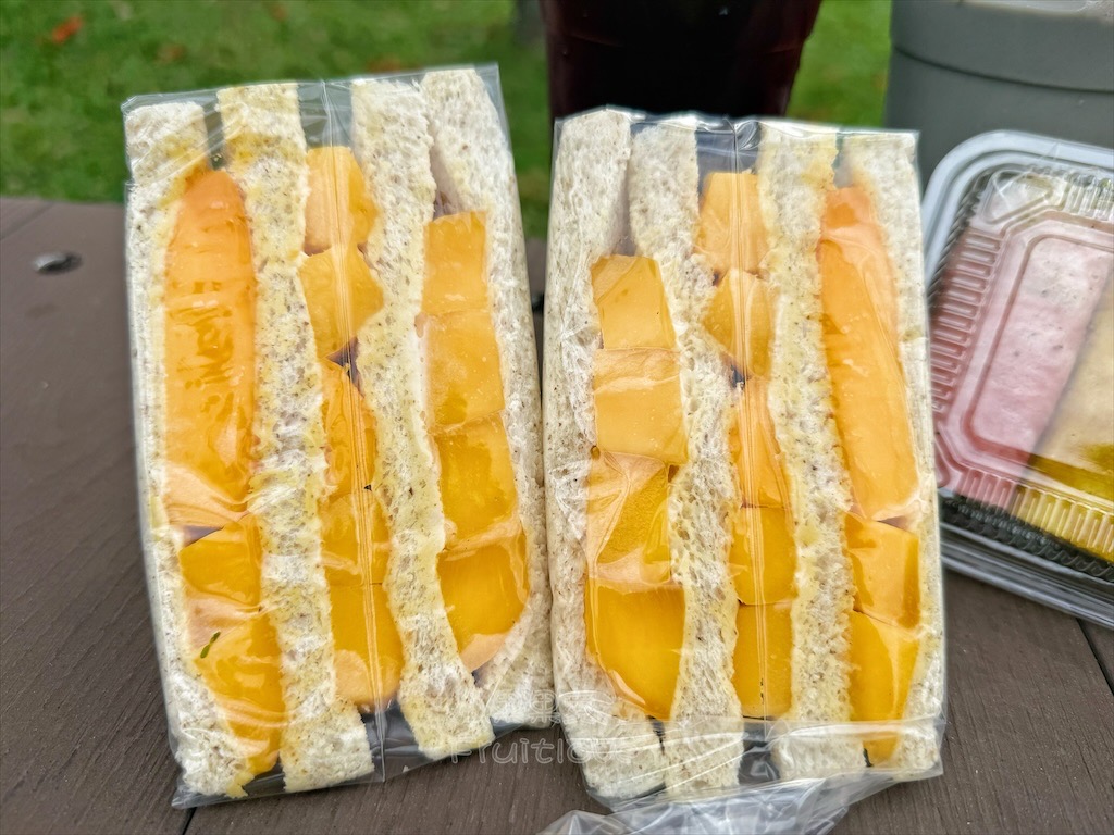 台中第三市場裡的三明治早餐專賣店，有好吃的新鮮水果三明治外，還有銅鑼燒、客製化捲餅 @果果愛Fruitlove
