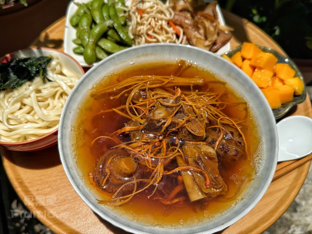 南投鹿谷｜菇神：個人獨享湯品，天白花菇土雞湯、黃金蟲草百菇湯，加熱即食超方便！ @果果愛Fruitlove