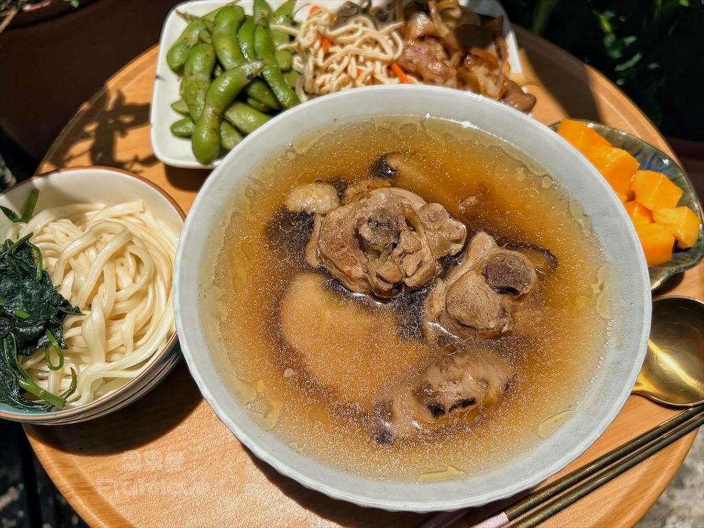 南投鹿谷｜菇神：個人獨享湯品，天白花菇土雞湯、黃金蟲草百菇湯，加熱即食超方便！ @果果愛Fruitlove