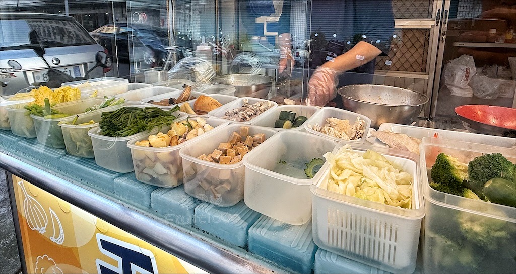 台中南屯鹽水雞推薦｜干城鹽水雞：黎明新村排隊美食，獨特檸檬、泰式酸辣、檸檬香菜口味必嚐！ @果果愛Fruitlove