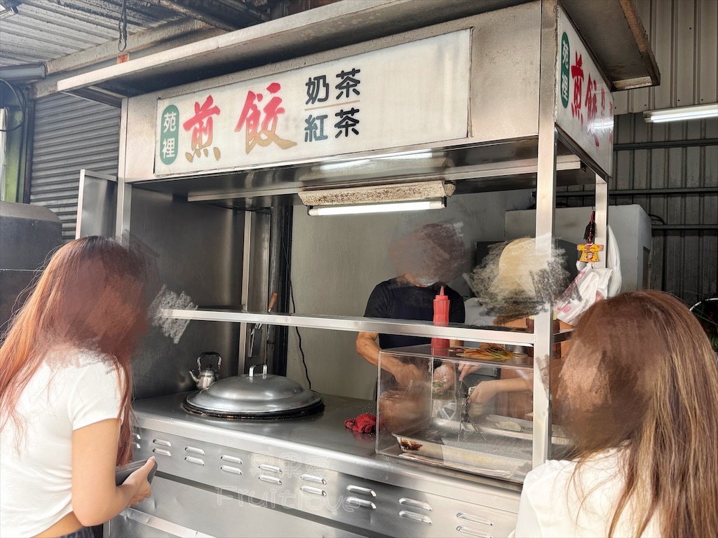 苗栗苑裡美食｜苑裡煎餃：藏在市場邊的高人氣小吃店，煎餃現包現煎，內餡飽滿，金黃脆底