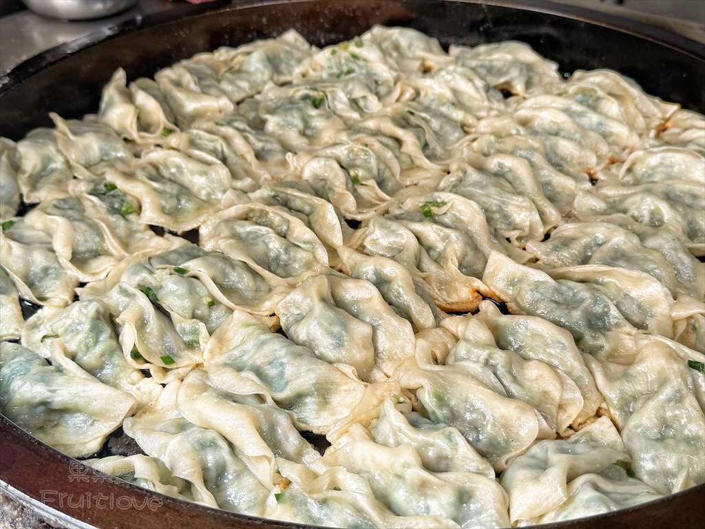 苗栗苑裡美食｜苑裡煎餃：藏在市場邊的高人氣小吃店，煎餃現包現煎，內餡飽滿，金黃脆底