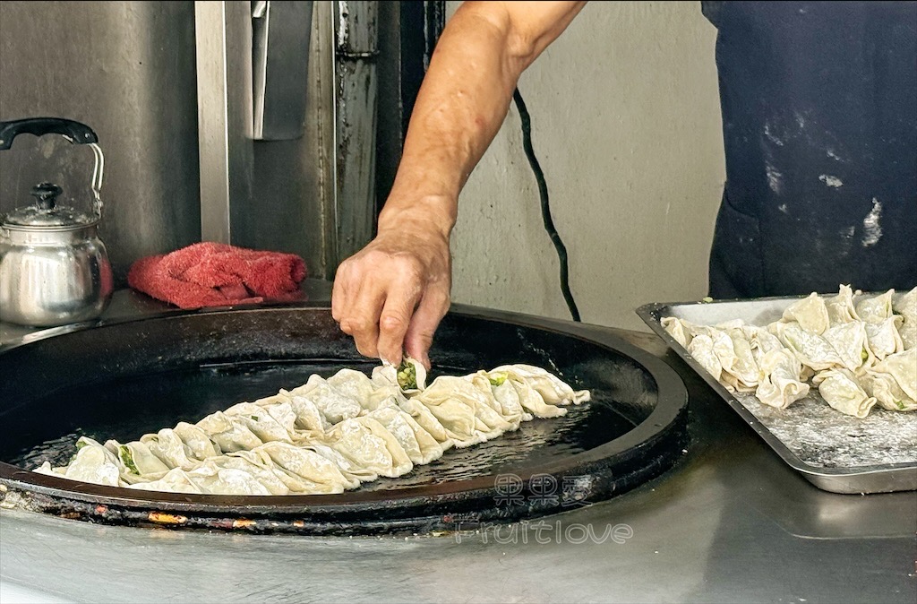 苗栗苑裡美食｜苑裡煎餃：藏在市場邊的高人氣小吃店，煎餃現包現煎，內餡飽滿，金黃脆底